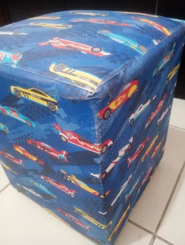 Puff Infantil Estampa Carros 36x36x42 cm - Ótimo Estado