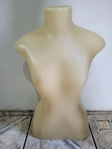 Busto feminino de plástico