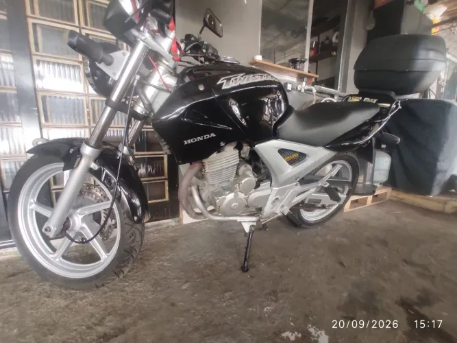 Vendo ou troco Twister 2003 bem conservada