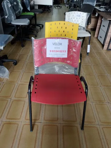 Cadeira PVC vermelha pés de aço 
