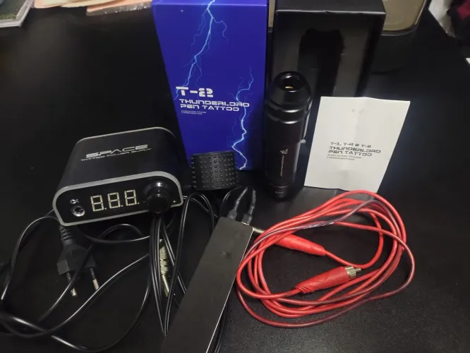 Kit Máquina de Tatuagem Pen Thunderlord T-2 + Fonte Digital + Peles de Treino