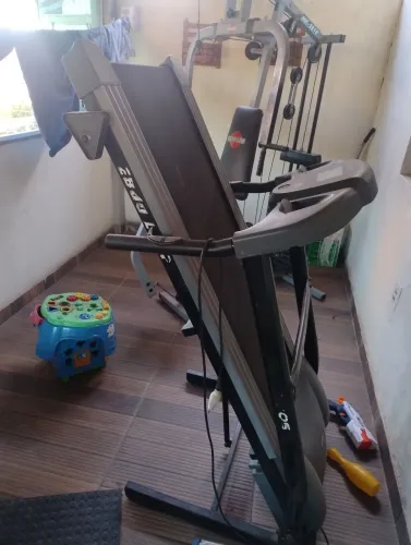 Vendo esteira E800, funcionando direitinho, quase não foi usada