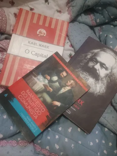 Conjuntos de livros sobre marxismo político e econômico