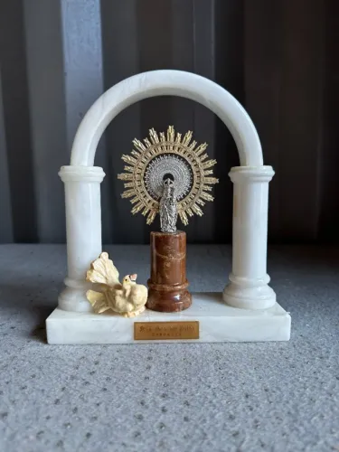 Estátua religiosa antiga de 1960 de Nossa Senhora do Pilar