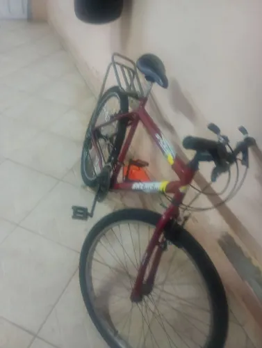 Vendo uma bicicleta e uma cerra de bancada