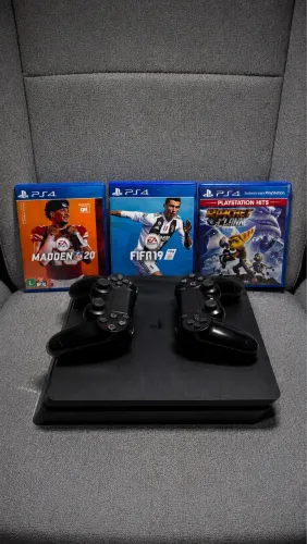 Ps4 Slim 1TB com 3 jogos físicos + 2 controles