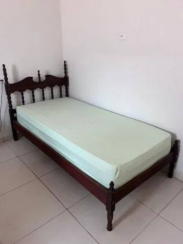 Cama solteiro colonial com colchão de mola