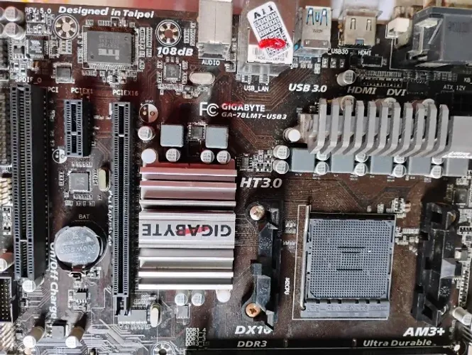 Vendo Placa Mãe GIGABITE AM3+