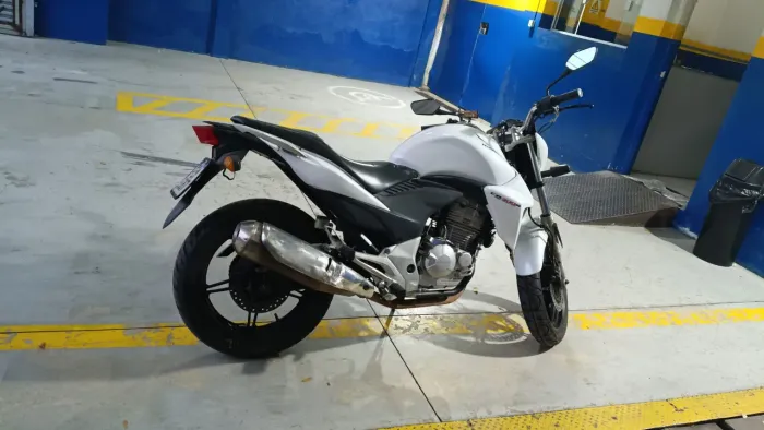 CB 300R 2012 branca, tudo ok