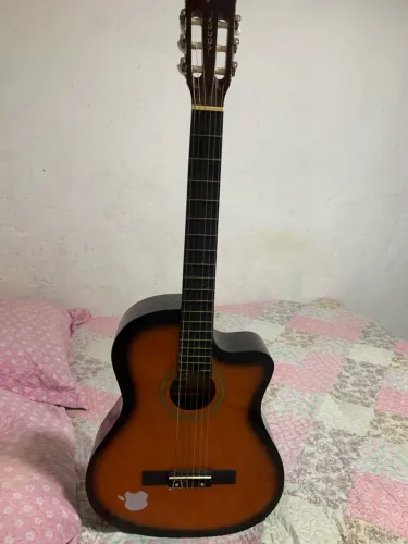 Violão com cordas de nalho,poucas marcas de uso.