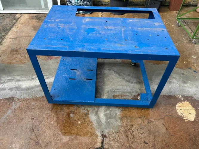 Bancada de ferro pesada chapa e cantoneira grossa 1,00 x 70 x 70 com rodinhas.