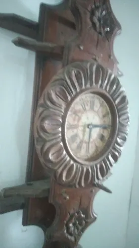 Relógio entalhado antigo