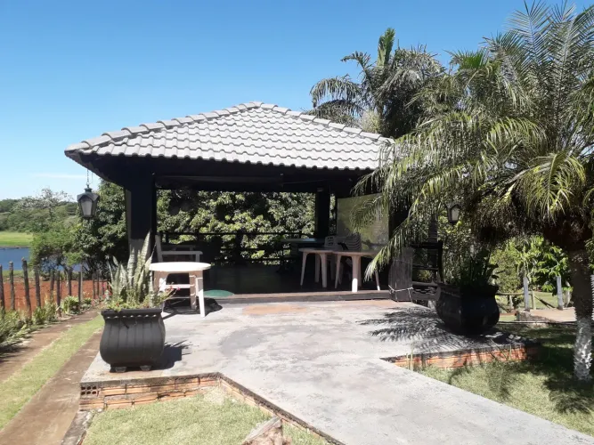 Chácara Molhada 2278m² com Edícula e Piscina Condomínio Tucunaré em Alvorada do Sul.