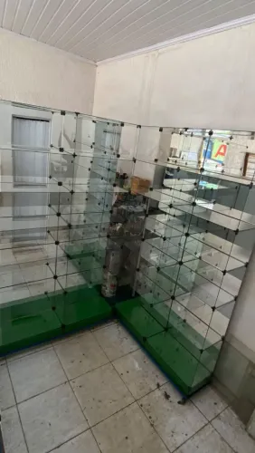 PRATELEIRA EXPOSITOR DE VIDRO ESPELHADO COM RODINHAS 