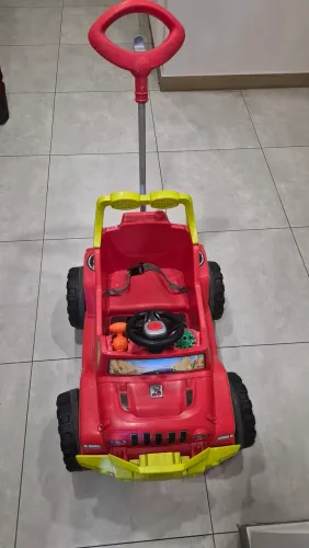 Carrinho de passeio e pedal