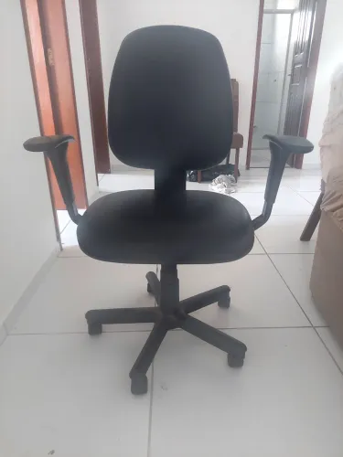 Vendo cadeira de escritório giratória de couro