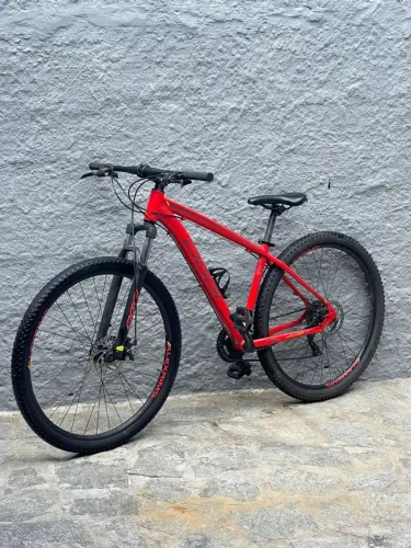 Vendo Bicicleta OGGi  aro 29 Vermelha supe conservada com documento 