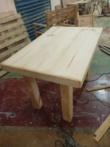 Mesa de madeira pinus