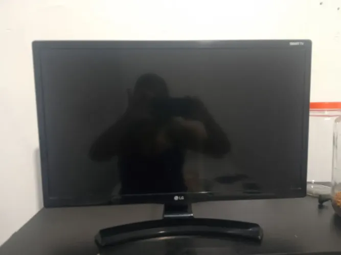 TV 24 POLEGADAS<br>CONTROLE<br>SMART <br>OBS.: Internet não funciona precisa reparo.