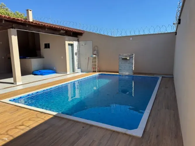 Vendo casa de 4 quartos com piscina e churrasqueira (3 suítes)