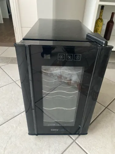 Adega Easycooler 8 garrafas 220 V para conserto