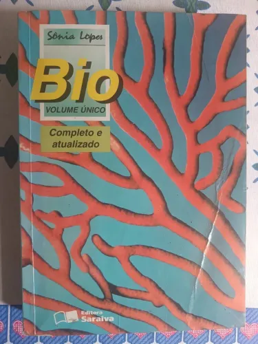 Livro do aluno. Encapado com papel contacte transparente.