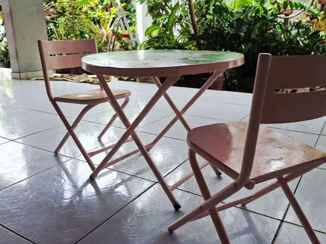 Mesa infantil com 2 Cadeiras 