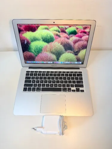 MacBook Air 2017 A1466 13" Core i5 1.8GHz, 8GB RAM, 128GB SSD, UR0414 (Apenas 93 Ciclos)
