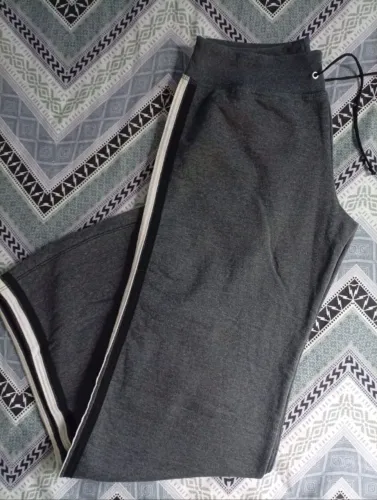 Calça Pantalona com faixas laterais