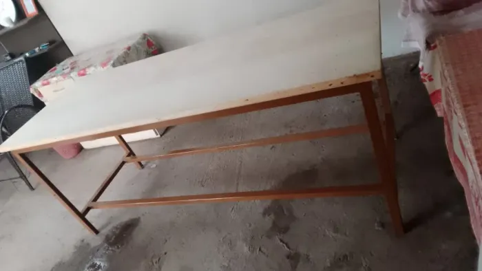 mesa grande tipo bancada medidas 2.10 por 80 valor 400,00