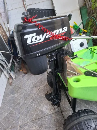 Motor Toyama 2.6 hp marinizado pronto para caiaque com braço extensor.Conservado!
