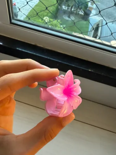 mini presilha de flor rosa