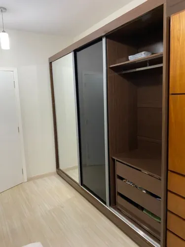 Guarda roupa casal 3 portas correr sendo uma de espelho L 2,72xA 2,40xP 0,60m