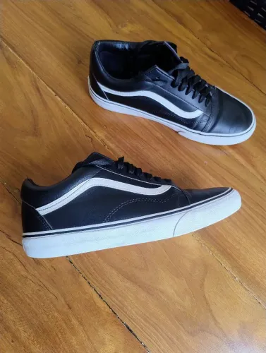 Tênis Vans Old School em couro, tamanho 42, bom estado .