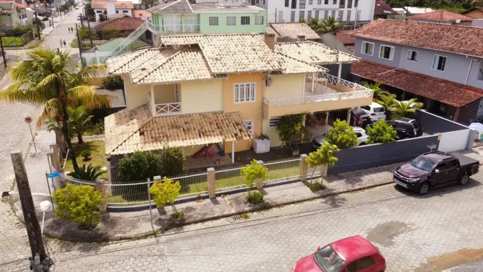 Casa de 280 metros quadrados no bairro Itaguaçú com 4 quartos
