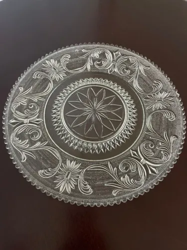 Prato de bolo vintage em vidro trabalhado 32 cm - peça decorativa elegante