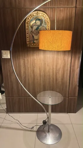 Luminária de Piso em arco com mesa de vidro