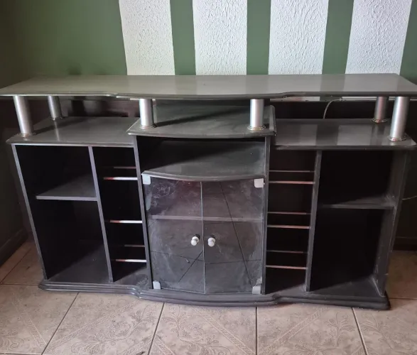 Rack para TV e som.
