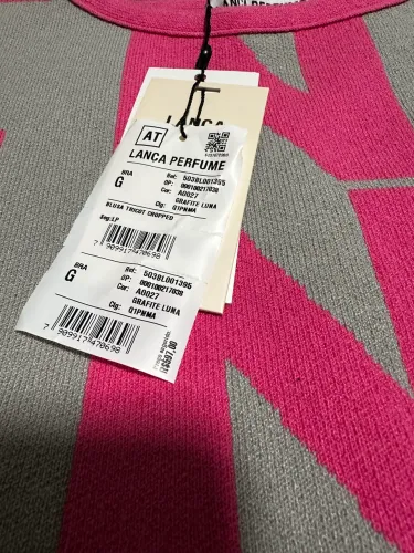 Blusa Cropped tricot lança perfume com estampa logomania