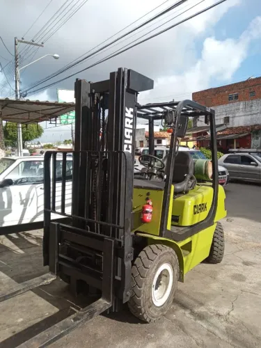Empilhadeira clark 