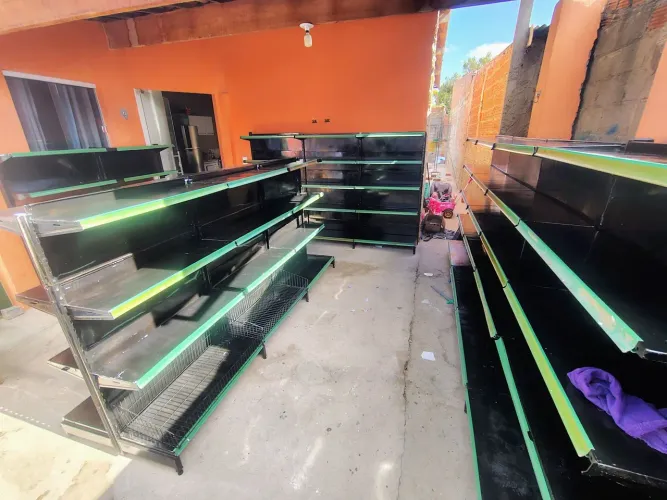 Gôndolas de aço cada metro 390,00 reais