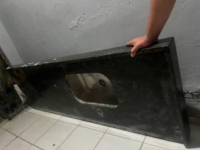 Pia de mármore granito cozinha com cuba inox com furação da torneira no balcão