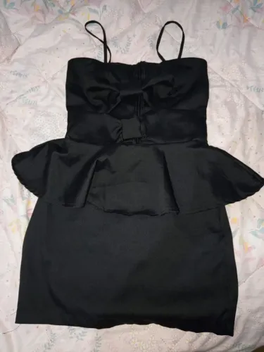 Vestido curto com laço frontal e babado