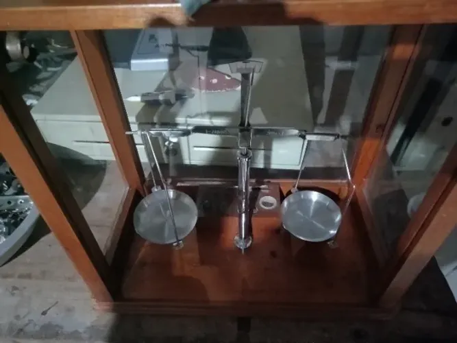 Balança de precisão antiga contato *