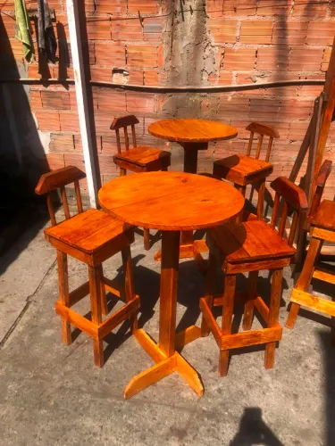 Conjunto Bistrô Rústico de Madeira com 2 Banquetas | Sob Encomenda