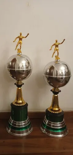 2 Trofeus Futebol Bolinha 87cm e 79cm