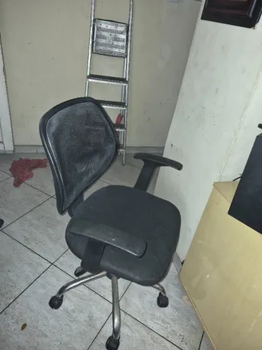 Cadeira de escritorio com apoio de braços