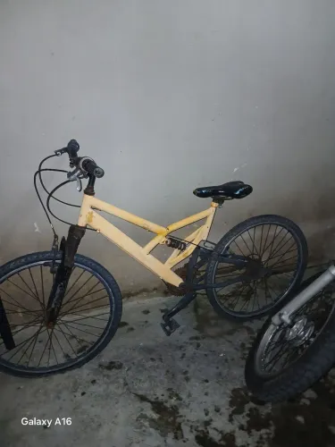 Vendo duas bicicletas, a amarela e aro 26 e a preta se eu não me engano e 20 ou 24