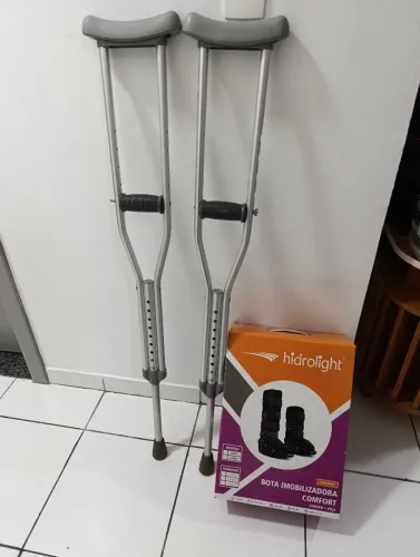 Muletas e bota ortopédica