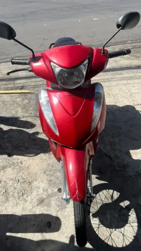 Moto com quilometragem baixa, revisão em dia toda original 